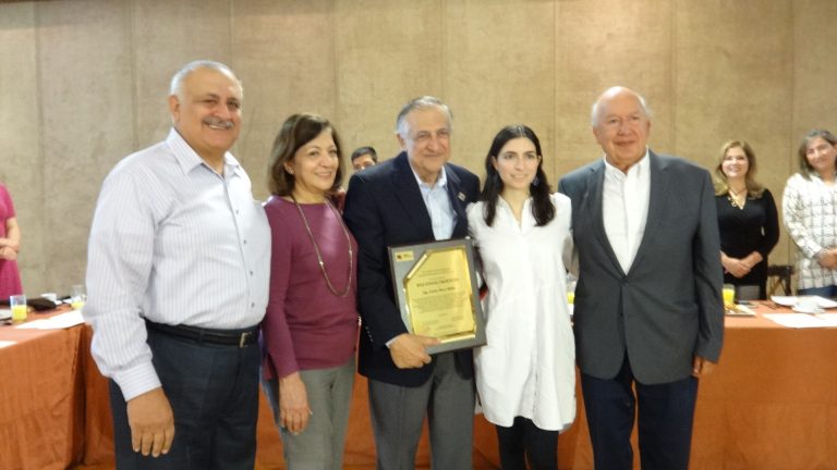 Recibe reconocimiento fundador del Banco de Alimentos