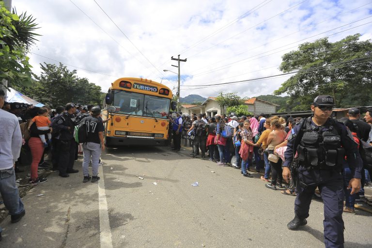 Rigoberta Menchú pide atención integral de alto nivel para caravana de migrantes hondureños 