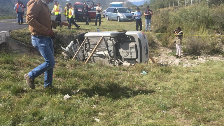 Se matan 3 mujeres en volcadura y dos hombres acaban gravemente lesionados