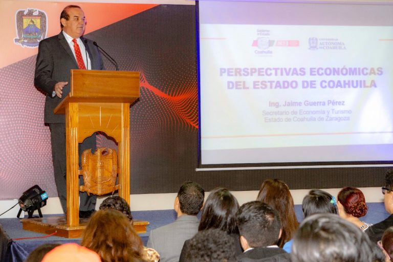 Secretario de Economía y Turismo imparte conferencia a estudiantes en Torreón