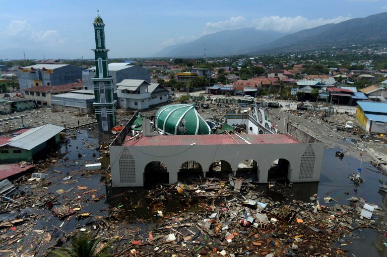 Son ya 1 948 los muertos y más de 5 mil los desaparecidos por terremotos y tsunami Indonesia 