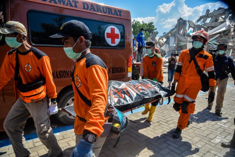 Son ya 1 249 los muertos por terremotos y tsunami de Indonesia