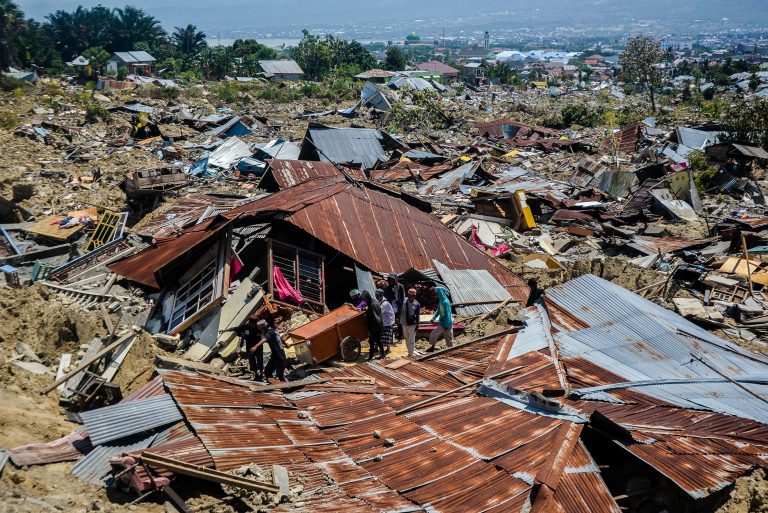 Suben a 1 407 los muertos por terremotos y tsunami Indonesia