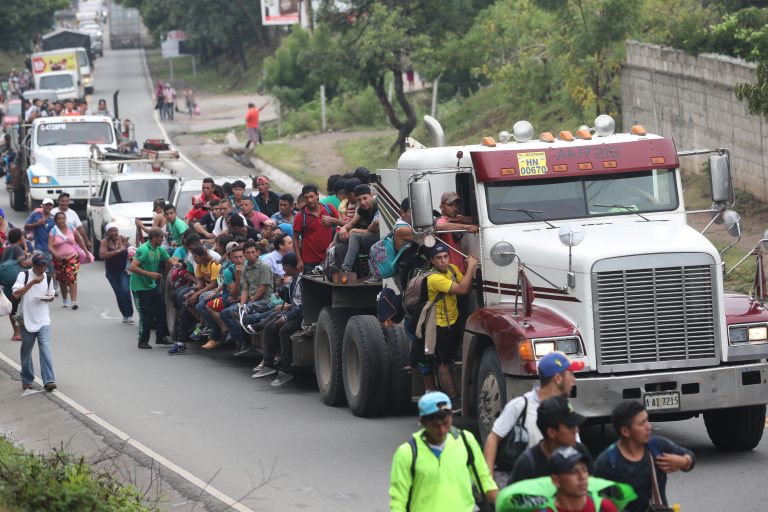 Migrantes intentan nuevo ‘portazo’ en la frontera con Guatemala