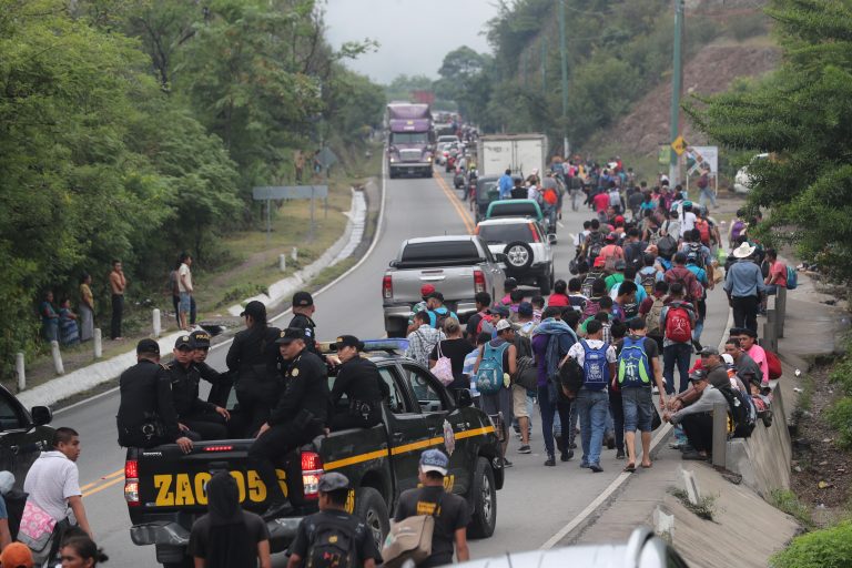 Urge Trump a México detener ‘ataque’ de caravana de migrantes