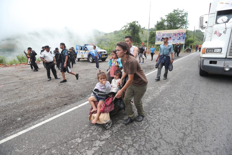 Migrantes siguen llegando a frontera sur de México tras masiva caravana 