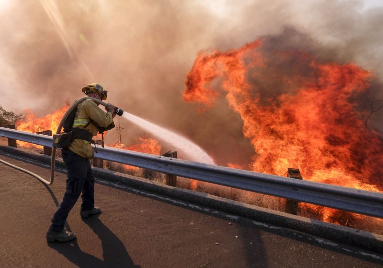 California por fin logra contener el peor incendio de su historia