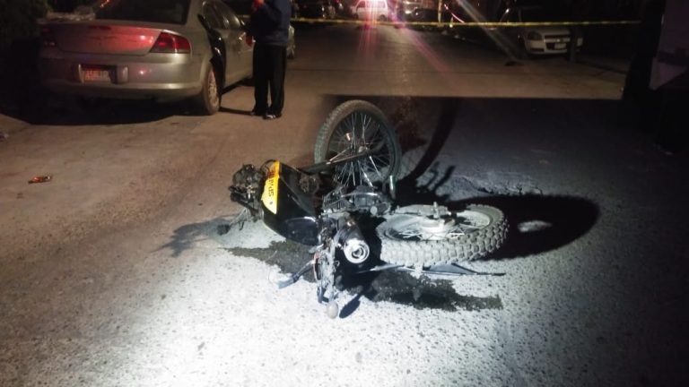 Muere motociclista al ser embestido por repartidor de Estafeta