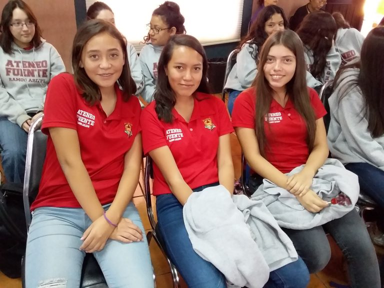 Alumnas del Ateneo Fuente participan en foro de equidad de género