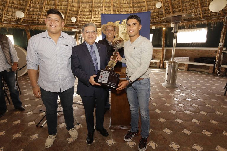 Entregan Lobos de la UA de C al rector el trofeo de Campeones de la ONEFA 2018