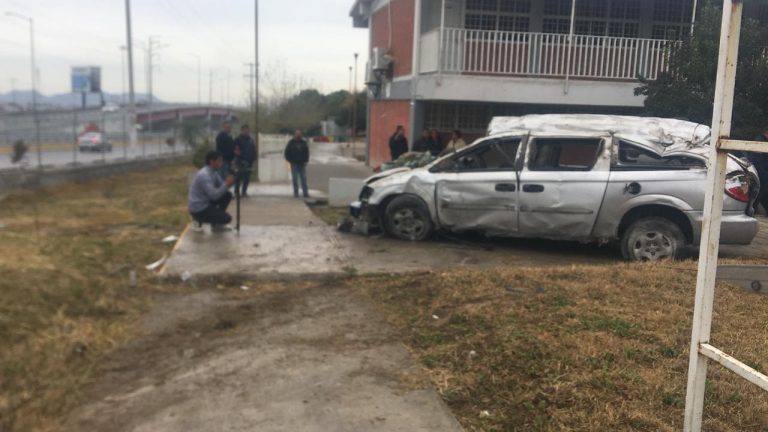 Familia choca y vuelca al interior del Cobac en Saltillo