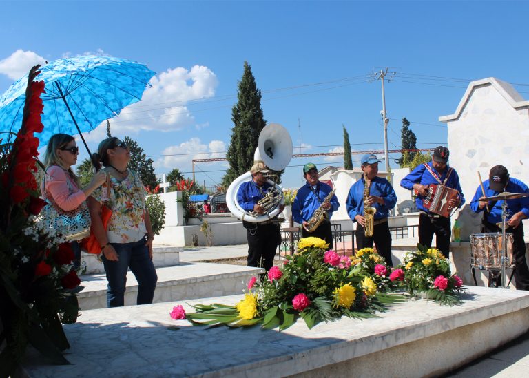 “Chupó faros”, “colgó los tenis” y otras formas de hablar de la muerte en México 