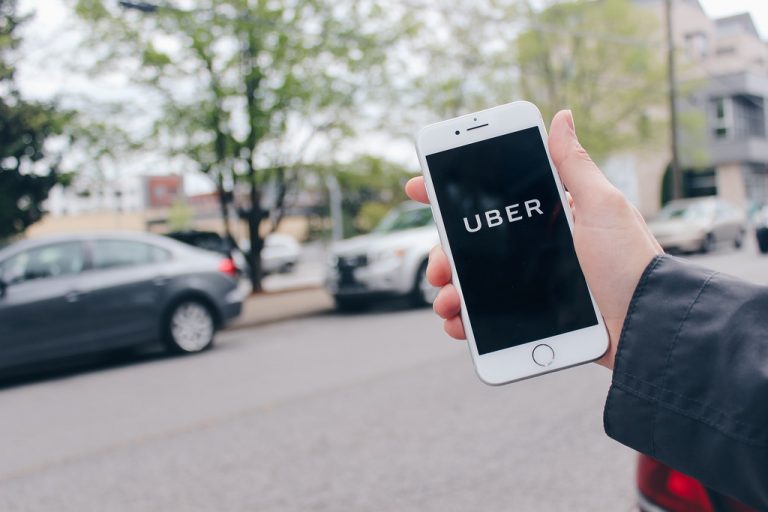 Toma viaje en Uber y conductor le roba el celular