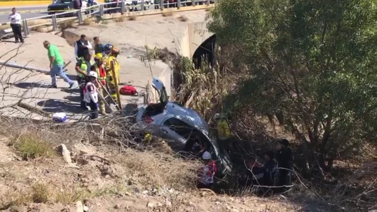 Acelerado conductor acaba lesionado al fondo de un arroyo