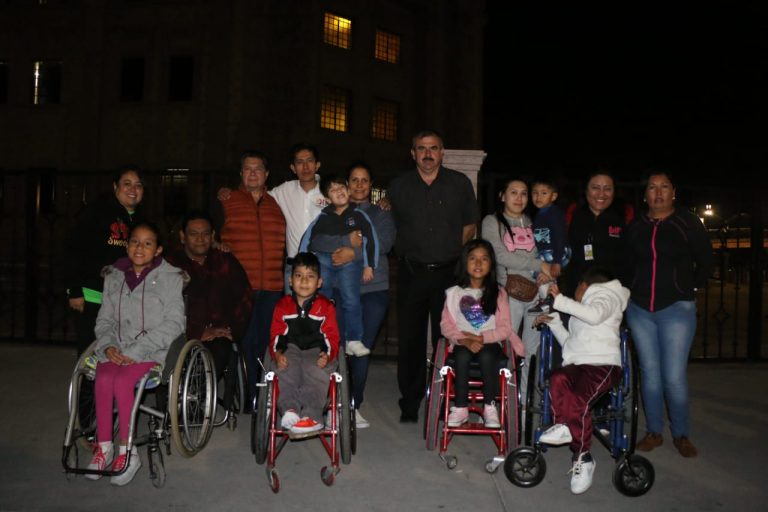 Acompaña DIF Coahuila a niñas y niños con discapacidad a recibir “Sillas Activas” de vida independiente