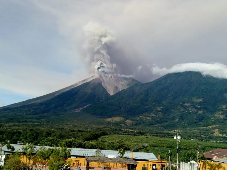 Alerta roja en Guatemala: evacuan a miles ante riesgo de erupción del Volcán de Fuego