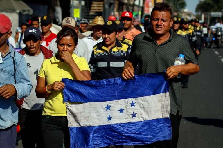 Retornan a Honduras más de 7 mil migrantes que viajaban en caravana hacia EU