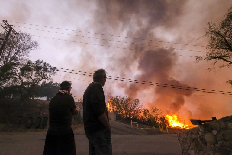 Los devastadores incendios forestales de California dejan ya 77 muertos