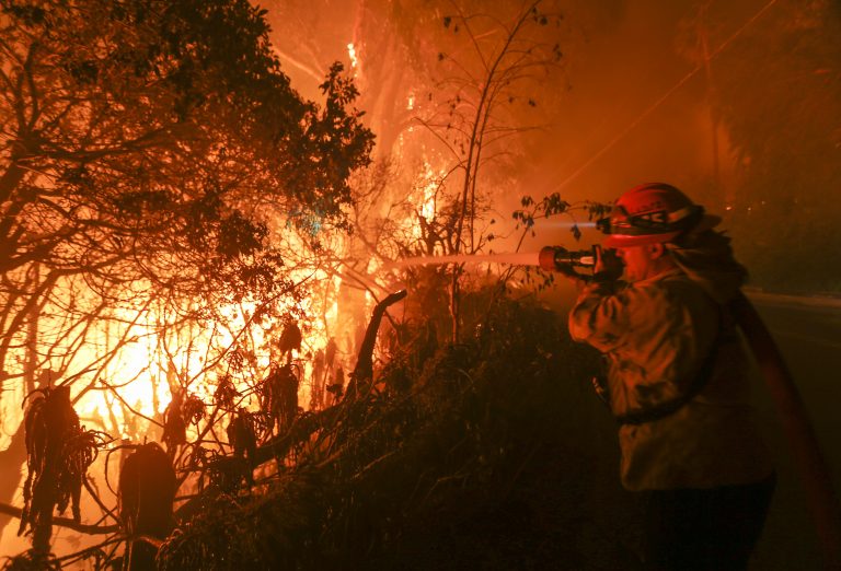 Vientos avivan incendios en California; suman 76 muertos