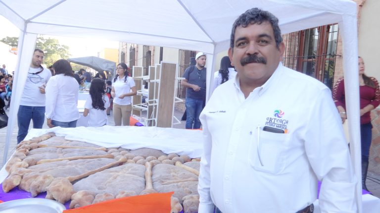 Disfrutan en Arteaga mega pan de muerto