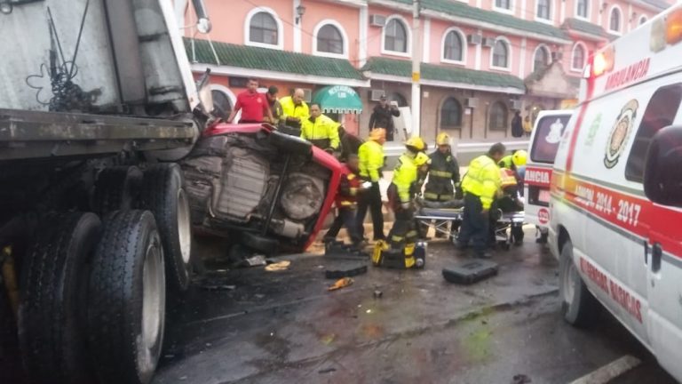 Muere aplastado por tráiler