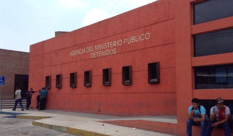 Entrega a la policía a su hijo ladrón en Saltillo