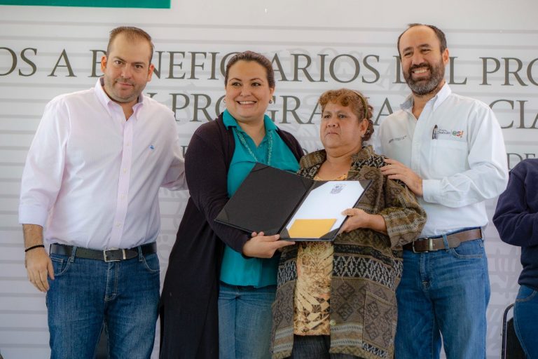 Estado y Federación entregan beneficios sociales y de empleo temporal en Torreón