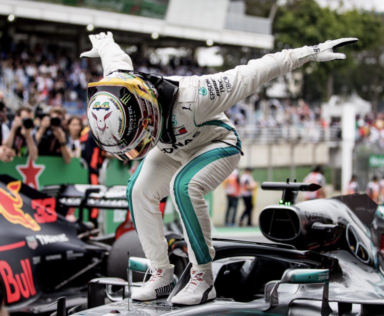 Hamilton vence el GP de Brasil y Mercedes conquista el campeonato de constructores 