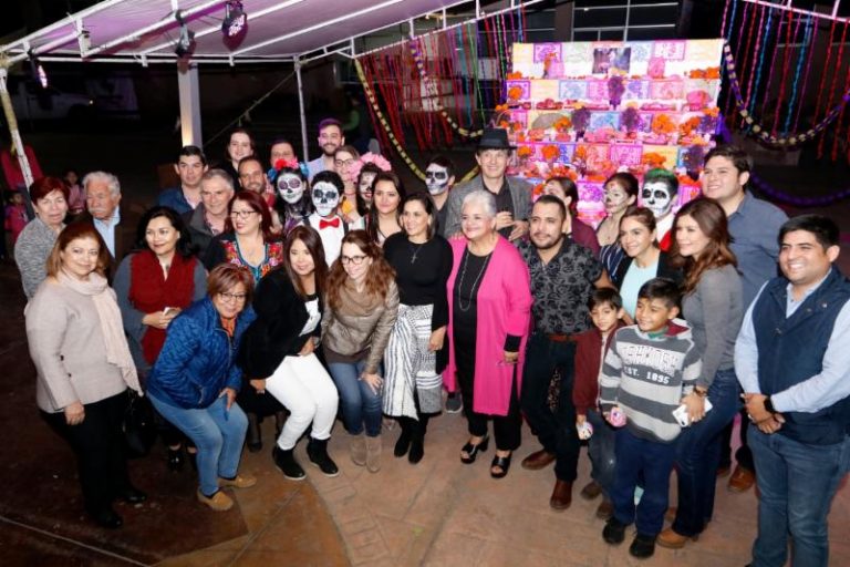 Inauguran altar de muertos en Presidencia Municipal en honor al Profesor Jirafales