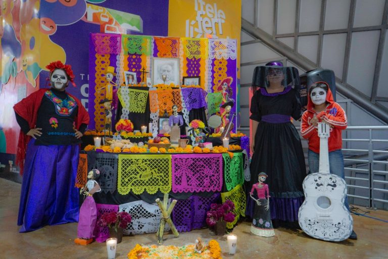 Inauguran altar de muertos en Teleférico Torreón