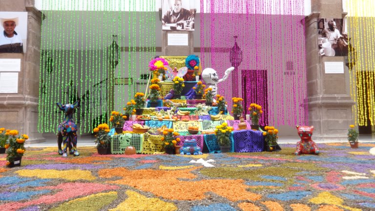 Inauguran altar de muertos en Palacio de Gobierno