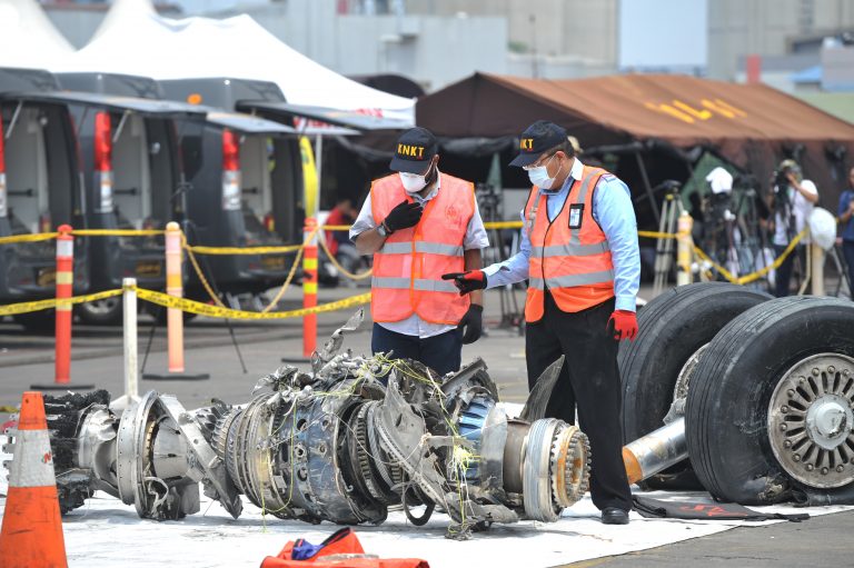 Investigadores indonesios recuperan otro motor de avión siniestrado de Lion Air 