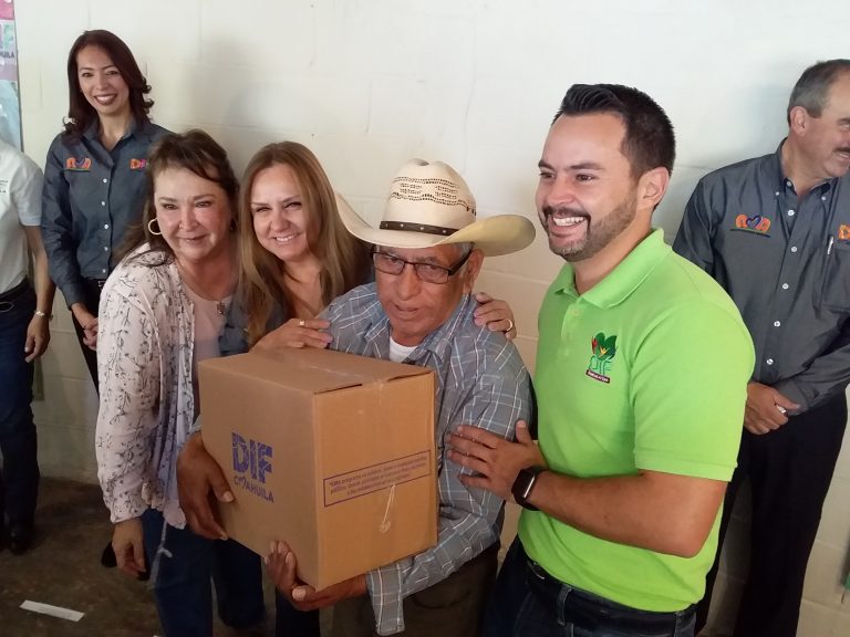 Marcela Gorgón y Tita Flores entregan apoyos del programa AMA