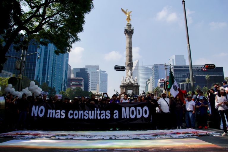 Marchan en CDMX contra consulta de AMLO; convocan otra movilización el 2 de diciembre