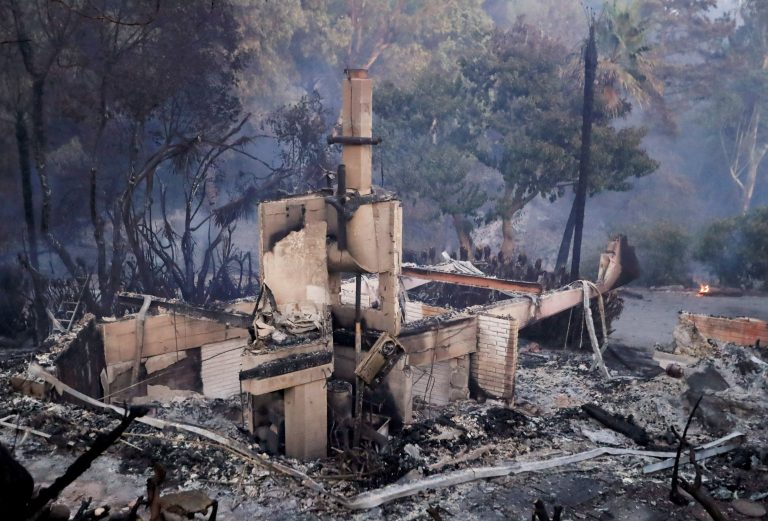 Número de muertos por incendio forestal en California se eleva a 23 