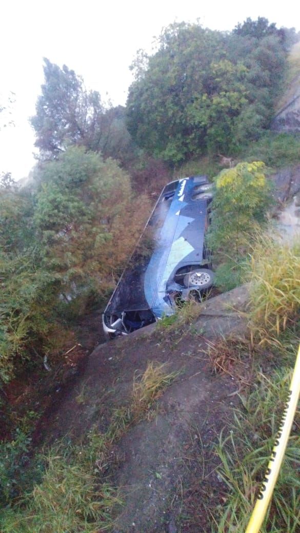 Ocho muertos y 14 lesionados por volcadura autobús pasajeros en Nuevo León