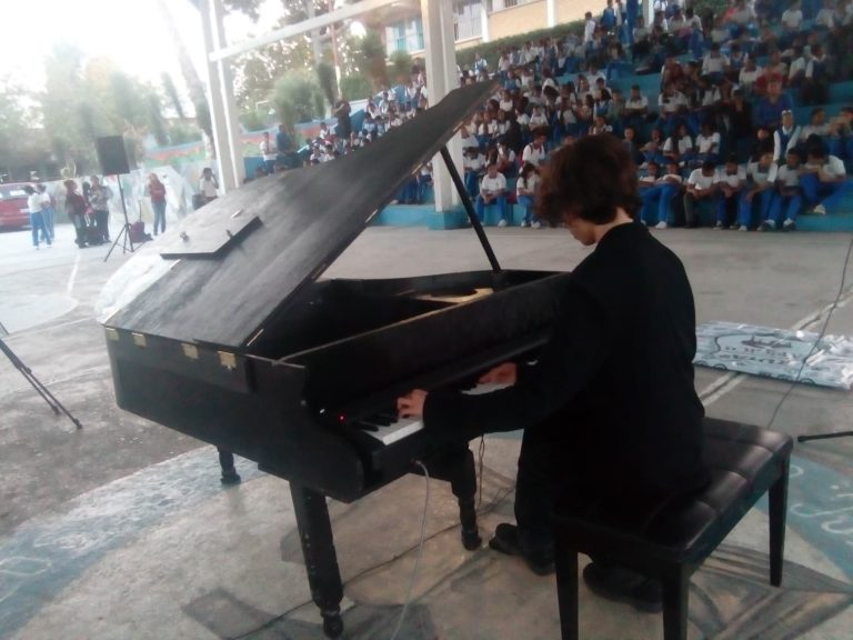 Pide pianista Eric Valdés Marines apoyo para la Orquesta de Secundaria 8