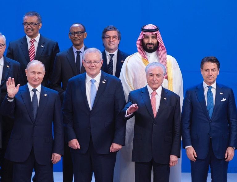 Príncipe saudí es el “apestado” del G20; lo apartan en la foto oficial