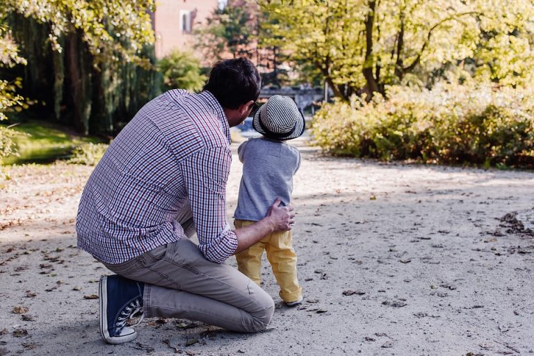 Recuerdos de relaciones afectuosas con padres durante infancia podrían promover vidas más sanas