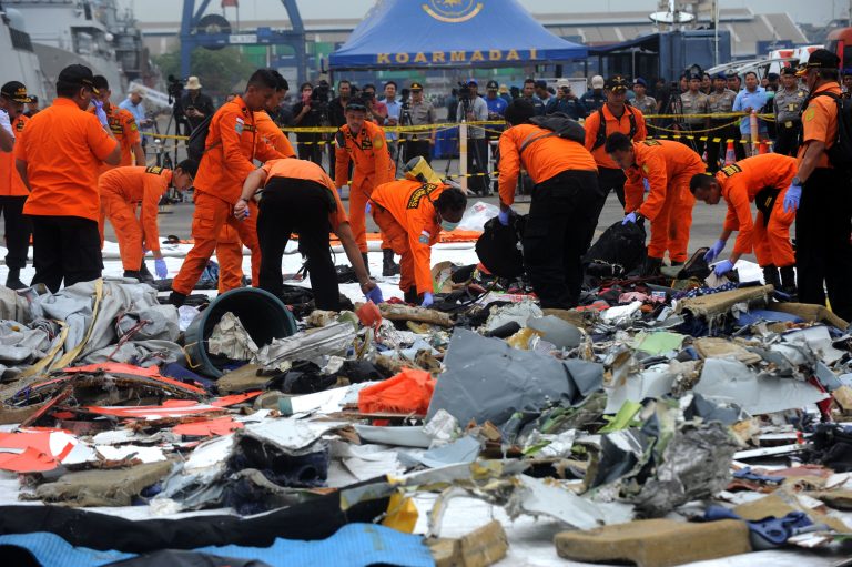 Busca Indonesia sobrevivientes y vigila volcán que desató tsunami