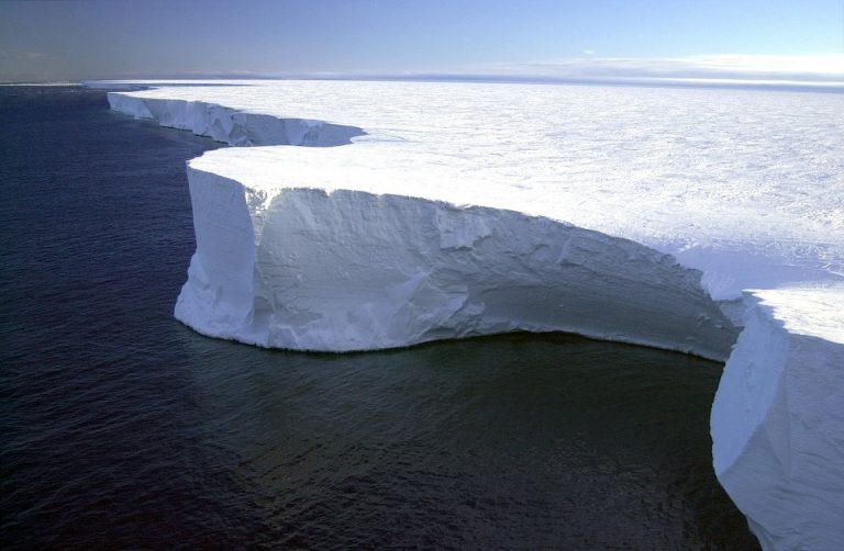 Iceberg del tamaño de Manhattan se desprende del Antártico