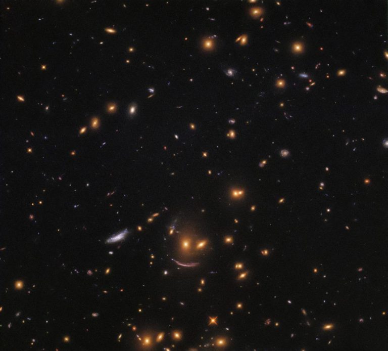 Telescopio Hubble de NASA descubre una cara sonriente en espacio 