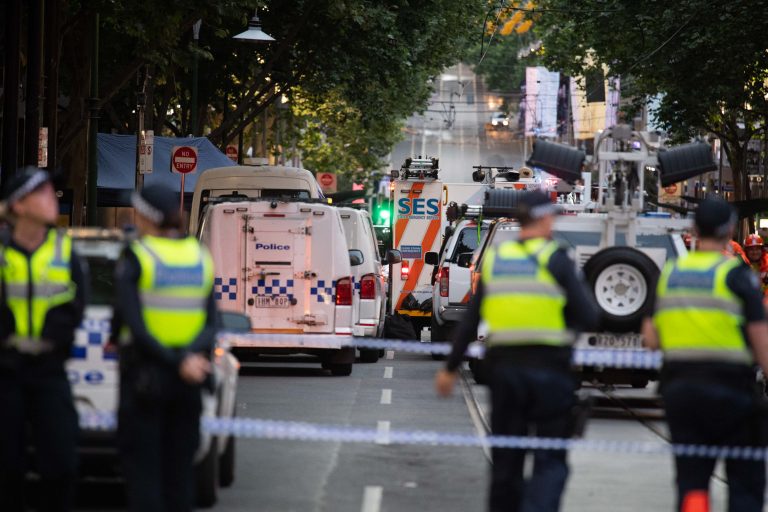 Un muerto y al menos dos heridos apuñalados en ataque en el centro de Melbourne 