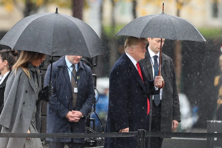 Activista desnuda de cintura para arriba intercepta convoy de Trump en París 