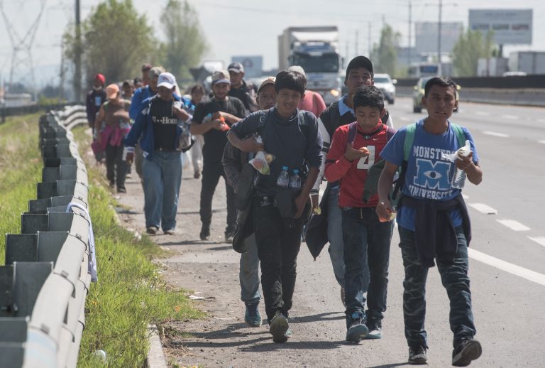 Agencias de ONU dicen estar imposibilitadas para transportar a masiva caravana que atraviesa México 