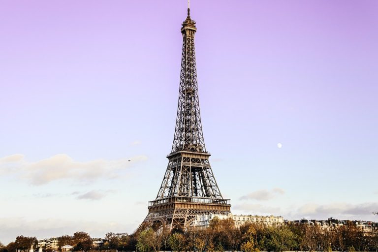 Venden sección de escalera de Torre Eiffel de Francia en 190.733 dólares 