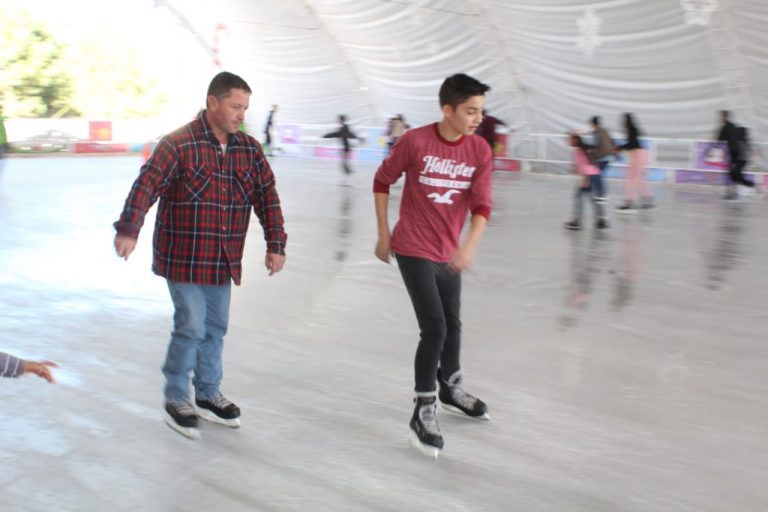 Disfrutan saltillenses de Pista de Hielo en Gran Bosque Urbano