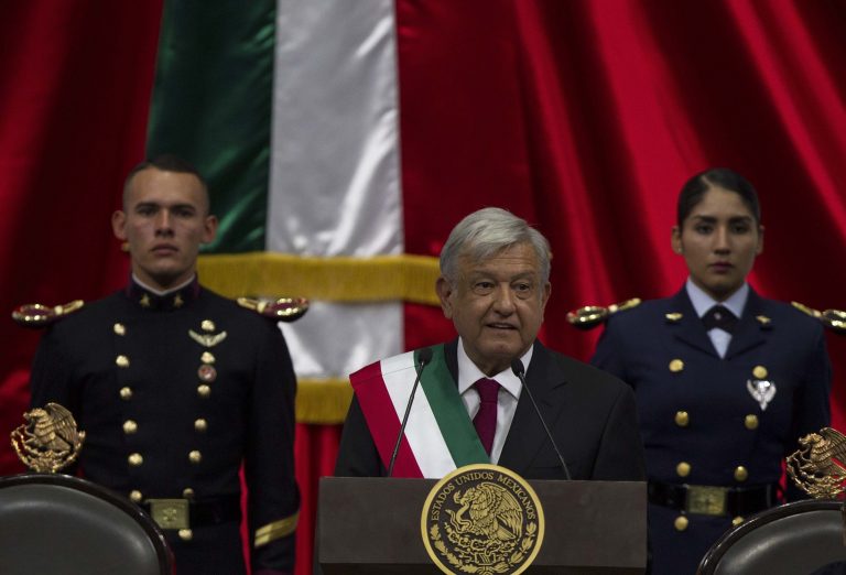 AMLO inicia su gobierno con una crítica al “neoliberalismo”