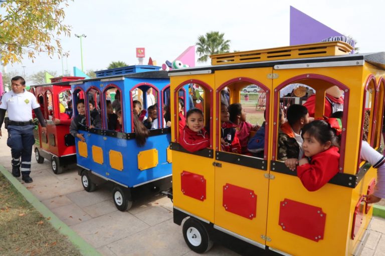 Disfrutan pequeños de divertidos paseos en ‘Expreso Luz y Magia’