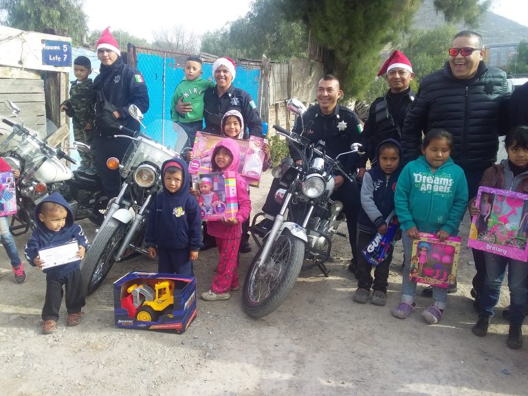 Policía de Ramos Arizpe entrega juguetes  para niños de Cerritos de la Cruz